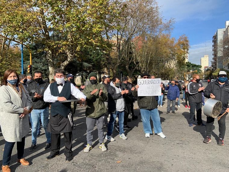 Mar del Plata: Gastronómicos protestan frente al municipio y aseguran "abrimos o cerramos"