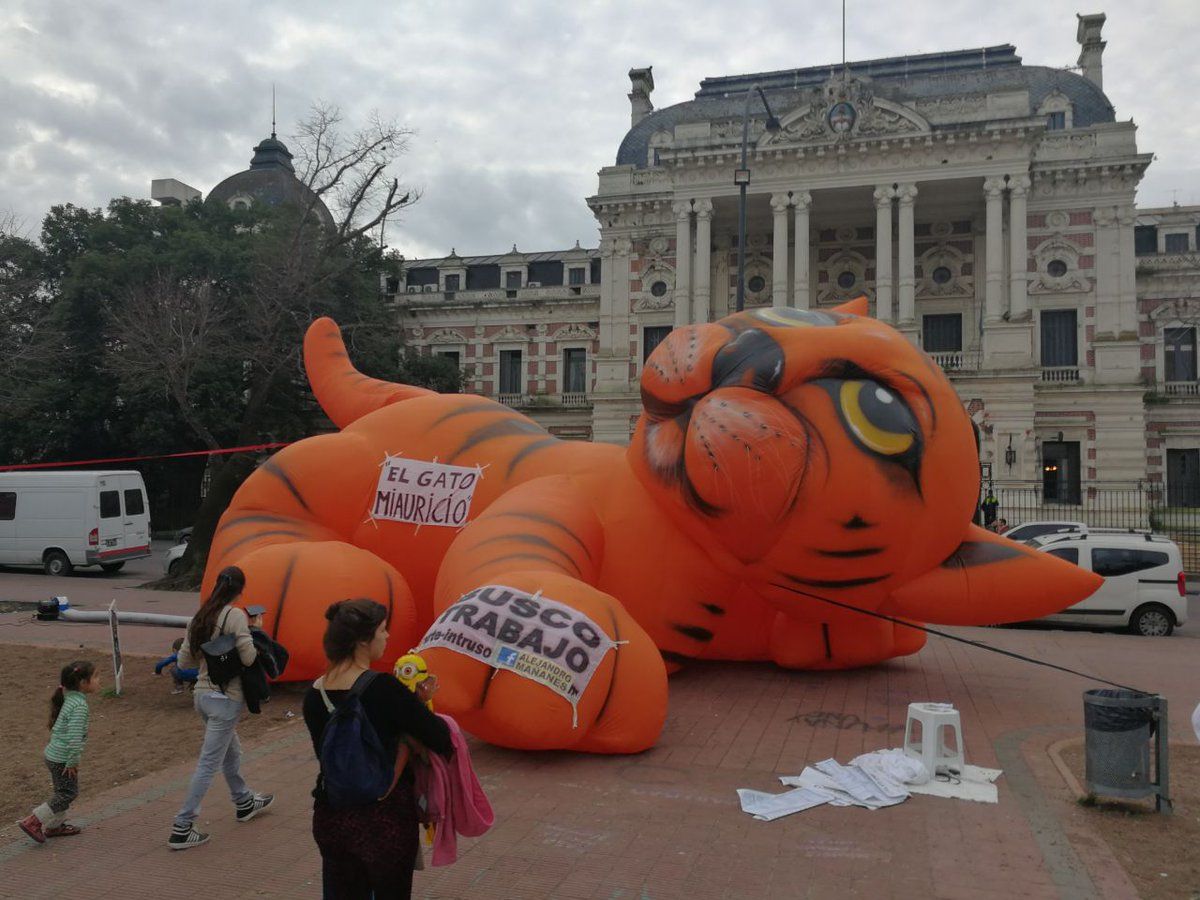 "Miauricio": Un gato inflable gigante fue instalado frente a la gobernación en La Plata