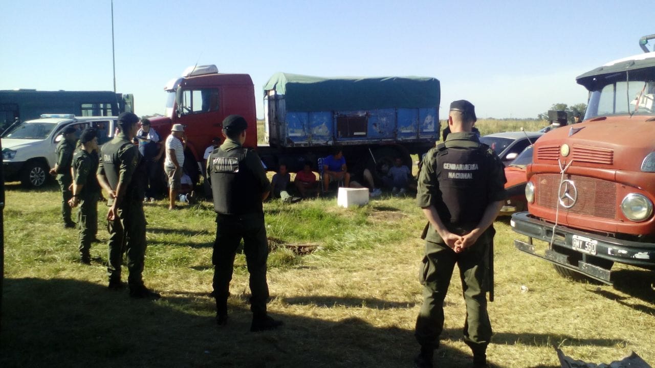 Doce camioneros detenidos en Carlos Casares por extorsión y arrojar cereales en la ruta