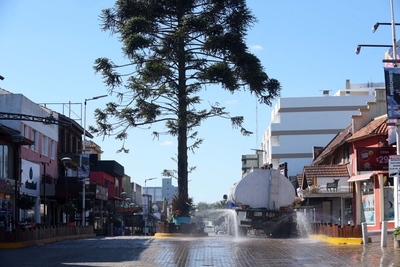 Coronavirus en Gesell: Camiones con cloro limpian calles y veredas