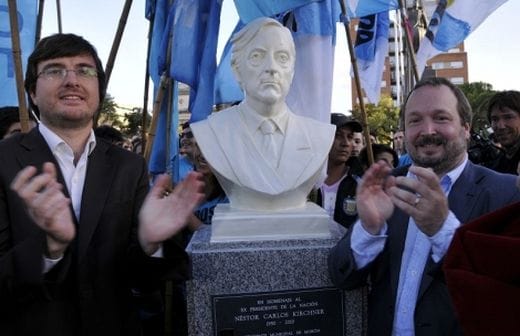 Ghi busca restituir el busto de Néstor Kirchner retirado por Tagliaferro en la plaza de Morón