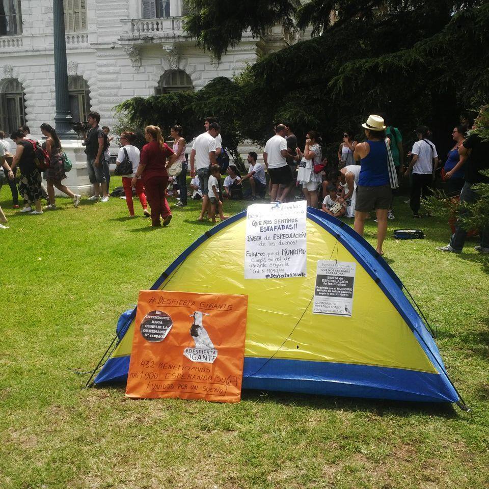 La Plata: Sigue el acampe de beneficiarios del Procrear frente al Municipio