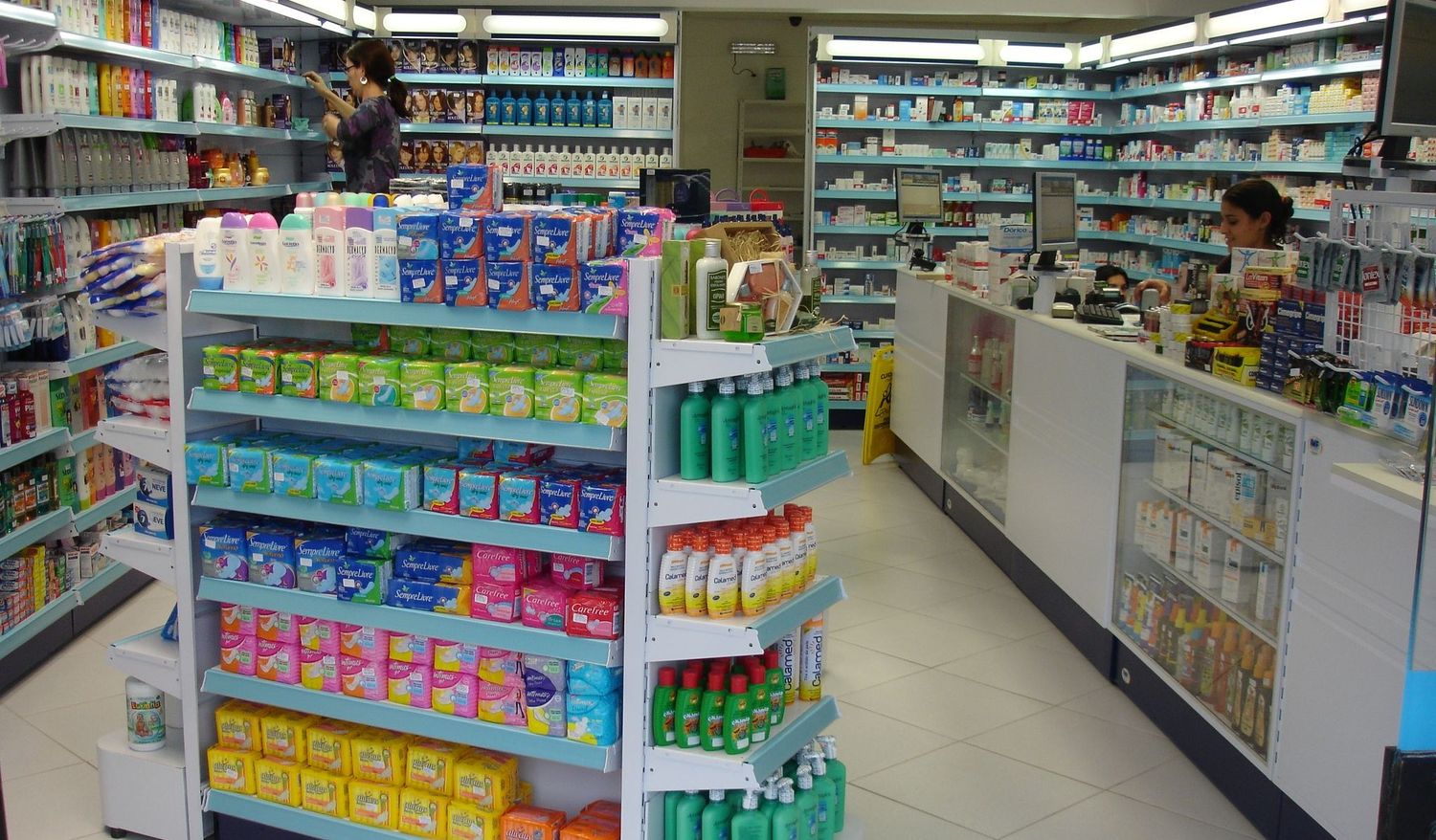 Provincia: Las farmacias no podrán vender repelentes, profilácticos y toallas femeninas