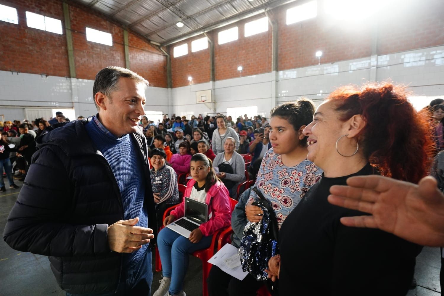El intendente de Esteban Echeverría, Fernando Gray, entregó 667 netbooks a los estudiantes