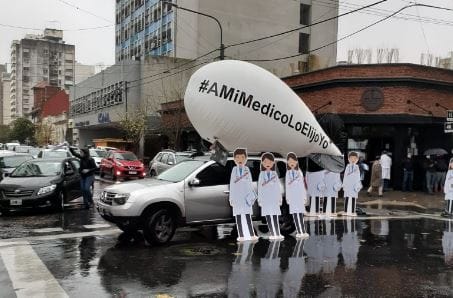 Conflicto con IOMA: Médicos marcharon en caravana contra una denuncia y eventuales reformas