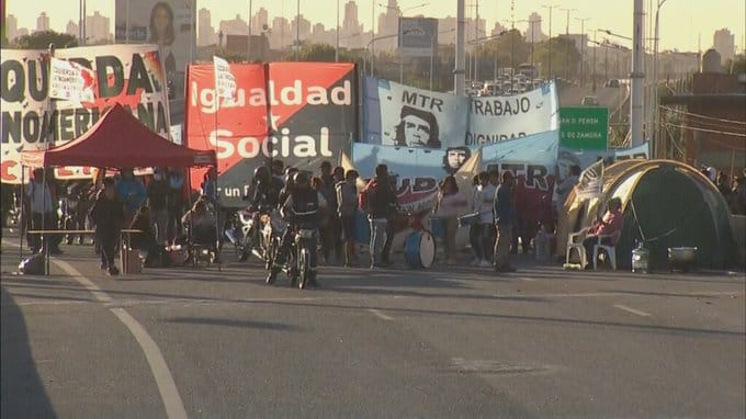 Corte, protesta y fuego en Puente La Noria: Organizaciones sociales hacen un acampe en reclamo de trabajo