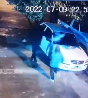 Vecino de Olavarría indignado porque dos menores le tiran harina al auto: “Ya es la segunda vez”