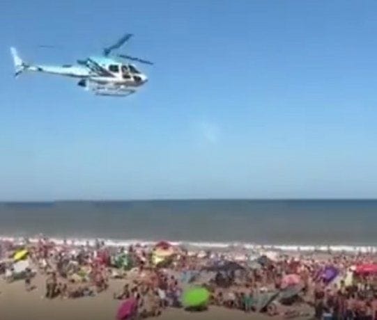 Video: Riesgosa maniobra de un helicóptero sobre la playa en Villa Gesell