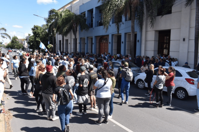 San Nicolás: Abrazo simbólico al hospital San Felipe contra el pedido del municipio por una deuda