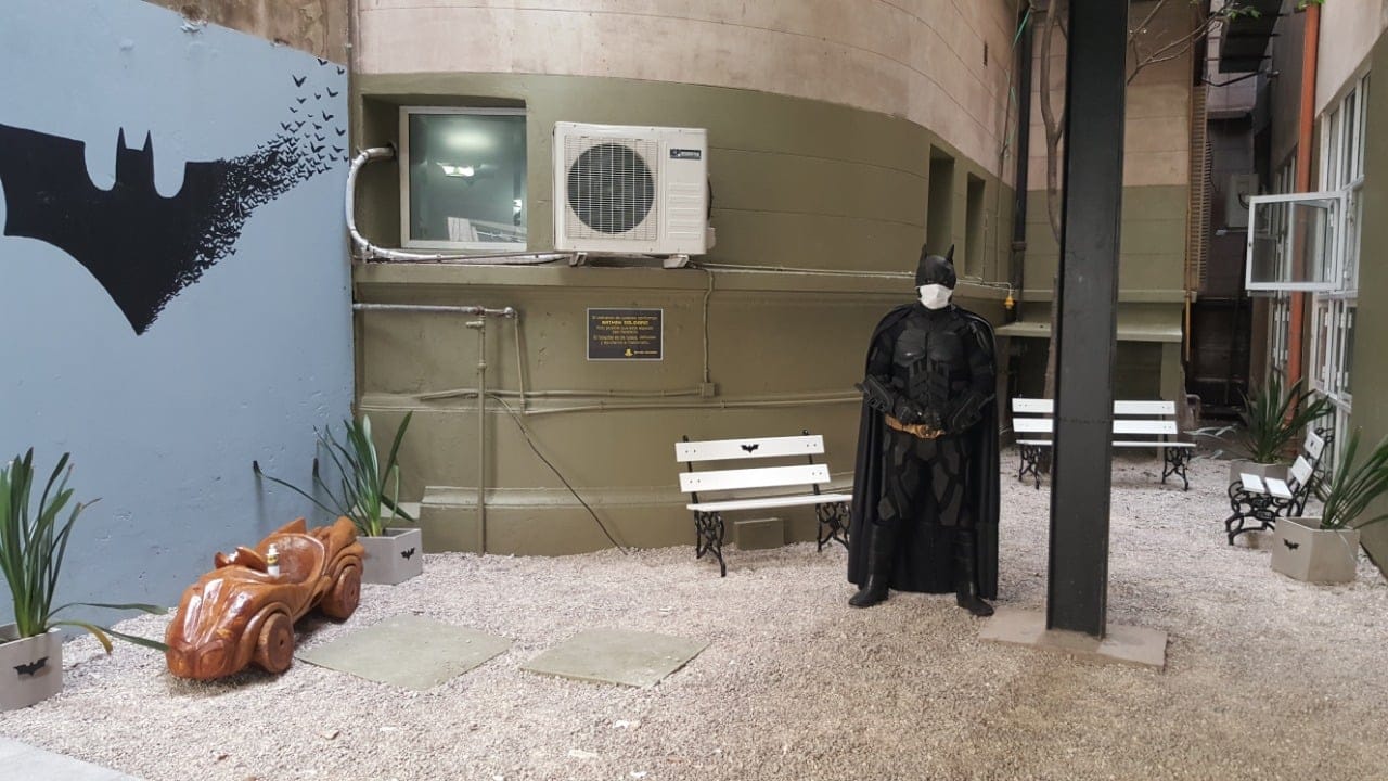 La Plata: Con críticas, el "Batman Solidario" suspendió sus actividades en el Hospital de Niños