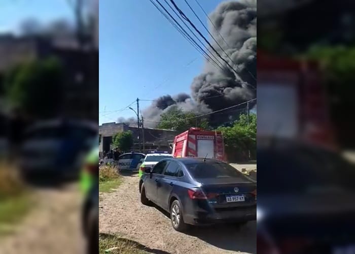 Video: Incendio en una fábrica de pinturas en Villa Tesei, Hurlingham