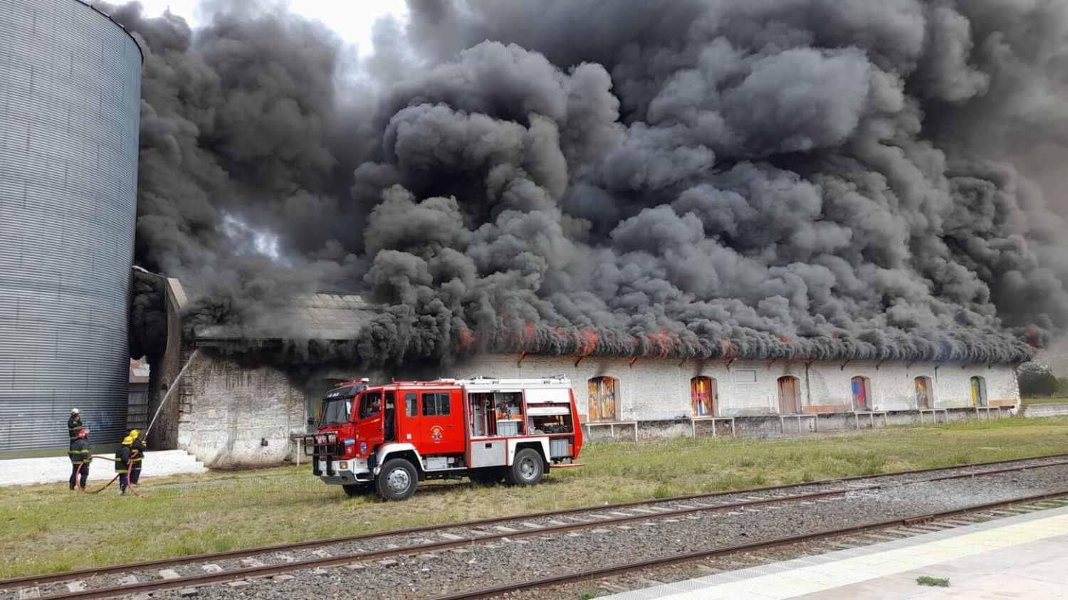 Nueve de Julio: Incendio voraz en galpones de la estación de trenes