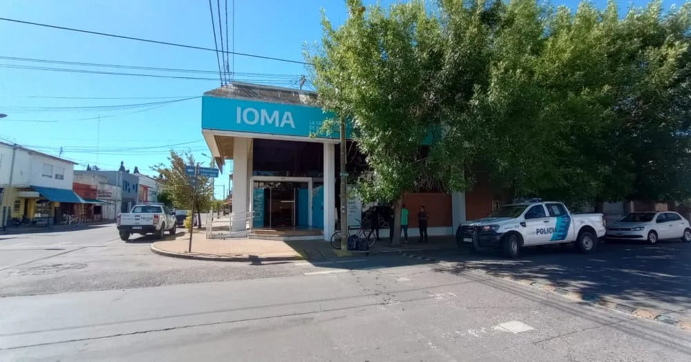 Una mujer se atrincheró en la delegación de IOMA en Olavarría: su hijo necesita internación domiciliaria