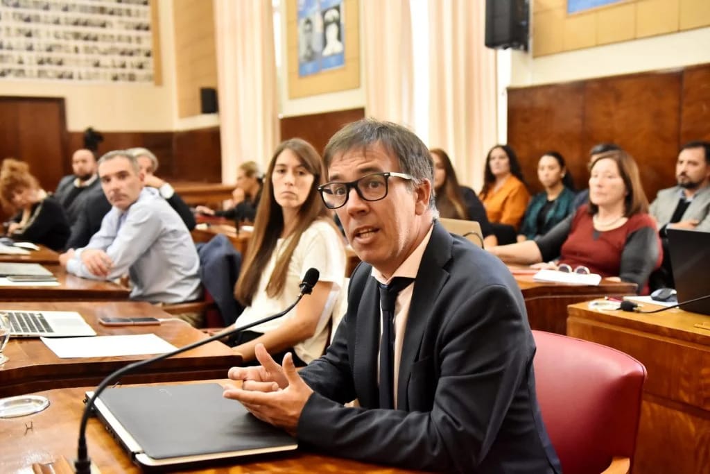 Mar del Plata: Orden de restricción para que tres funcionarios municipales no se acerquen a concejales