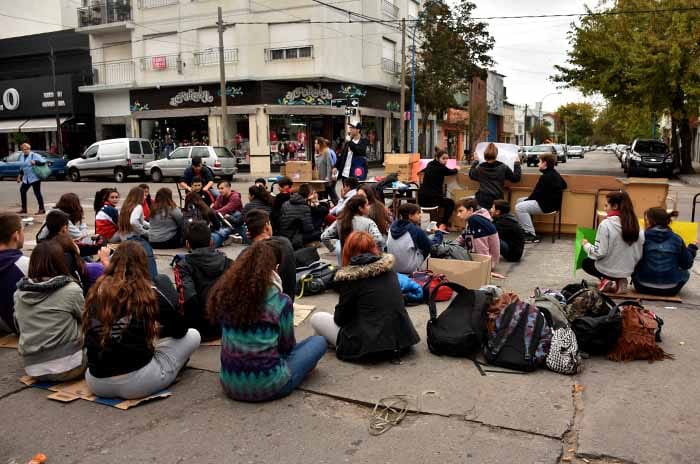 La Plata: Sentada y abrazo simbólico por falta de gas en las escuelas
