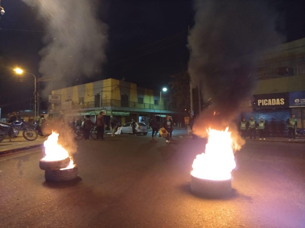 Municipales de Berisso siguen de paro y este lunes salieron a cortar el tránsito: "Cagliardi lastimó la paz social"