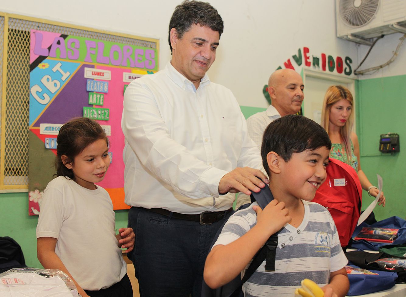 Jorge Macri entregó kits escolares en Vicente López