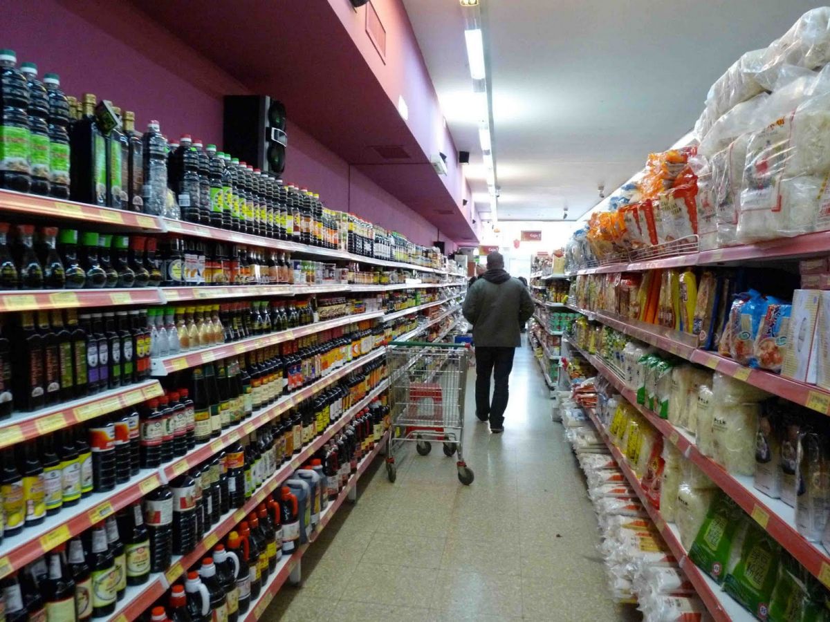 “Precios diferenciados”: Gobierno y supermercados llegan a un “acuerdo voluntario” por una canasta con rebajas de hasta 20%