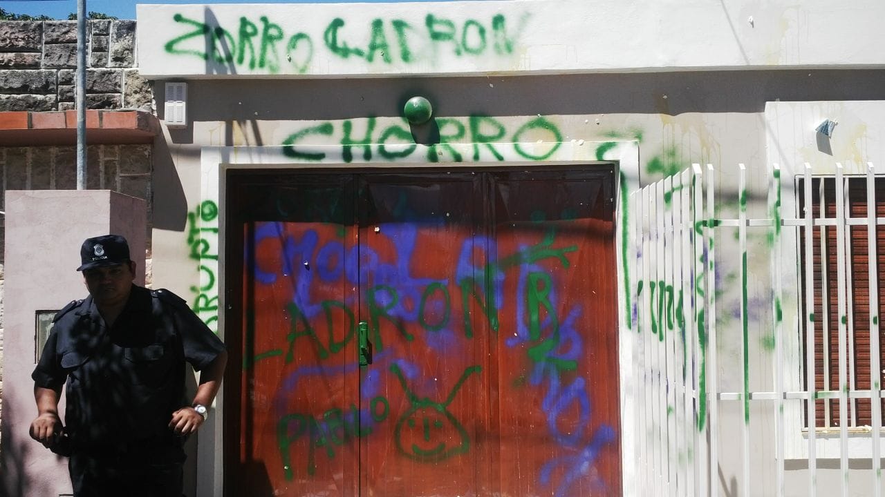San Pedro: Toma de la Municipalidad, huevazos y graffitis en la casa del Intendente