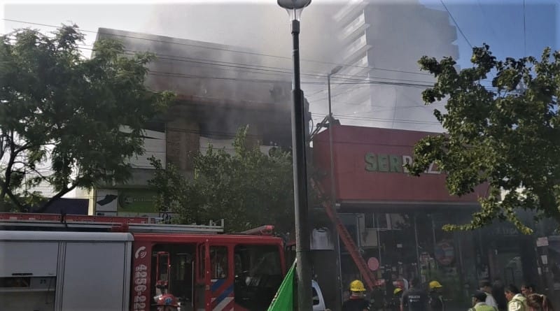 Berazategui: incendio destruyó supermercado en el centro de la ciudad