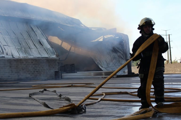 Esteban Echeverría: Se incendió la papelera Reciclarpel en Canning y hay un bombero herido