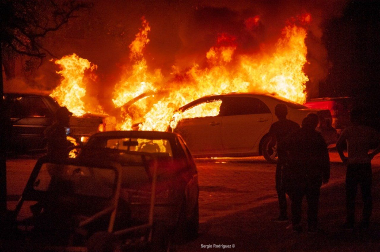 Monte Hermoso: Cuatro autos se prendieron fuego en un estacionamiento y acudieron 20 bomberos