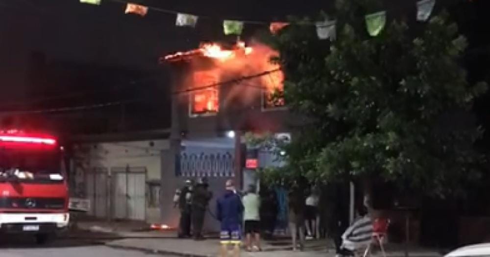 Vecinos indignados le quemaron la casa a presunto a asesino de un joven en Lomas de Zamora