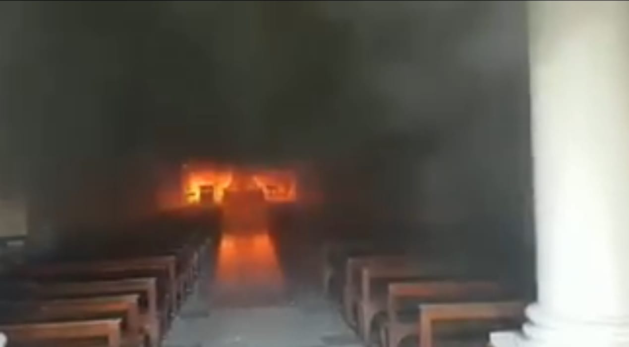 Video: Incendio en la Catedral de San Nicolás