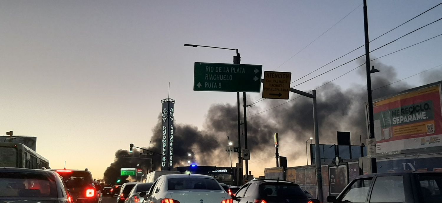 Incendio en una fábrica de plásticos en San Martín: Trabajan más de 10 dotaciones de bomberos