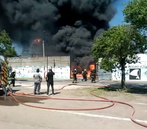 Bomberos controlaron voraz incendio en una fábrica de pinturas en Valentín Alsina