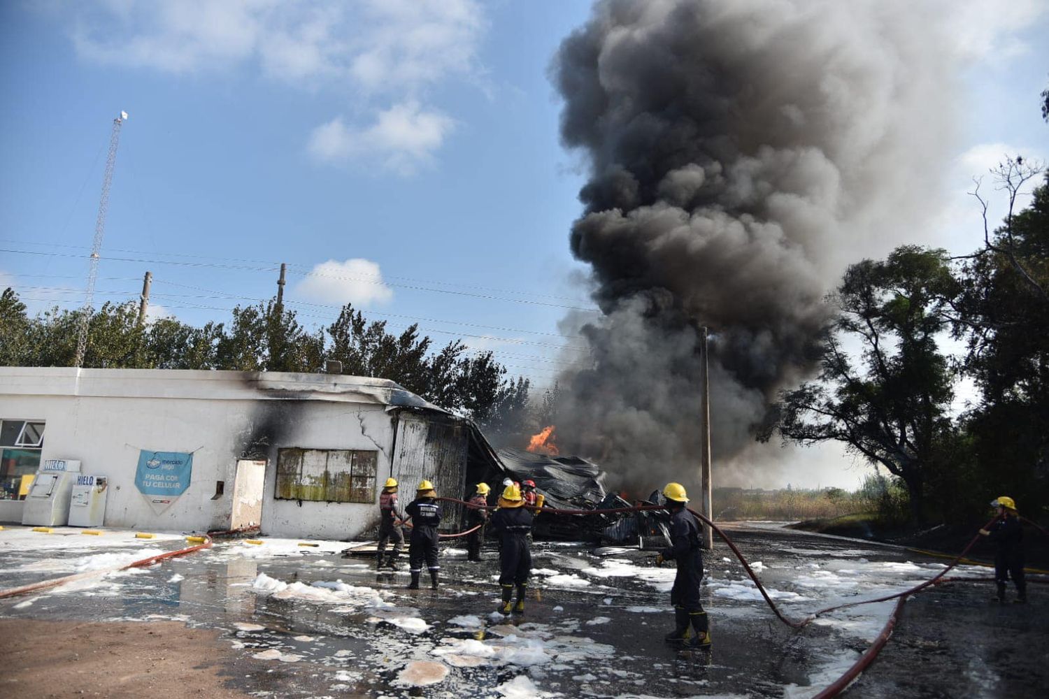 Incendio en estación de servicio en Pehuajó: Un herido grave y cinco bomberos internados