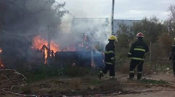 Incendiaron la casa del asesino de Micaela Ortega en Bahía Blanca