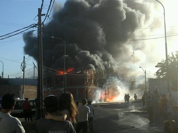 Incendio en una fábrica de resina en Hurlingham