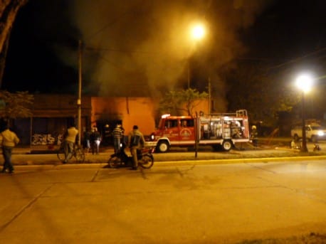 Video: Tres comercios destruidos tras incendio y derrumbe en Chivilcoy