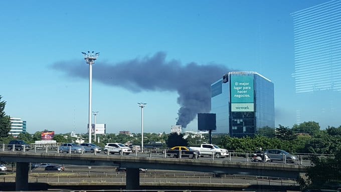 Vicente López: Impactante incendio de una fábrica se visibilizó a varios kilómetros de distancia