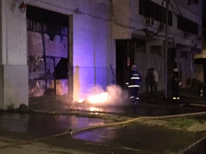 Voraz incendio destruyó una fábrica de goma espuma en San Martín