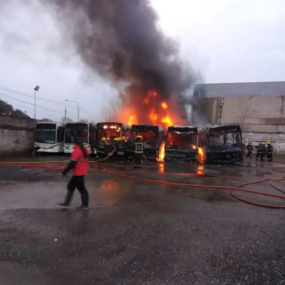 Pilar: Se incendiaron seis colectivos en depósito de la línea 57 