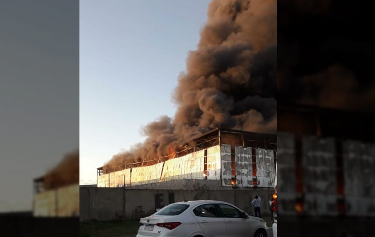 Incendio en el parque industrial de Quilmes: La columna de humo se veía desde varios kilómetros