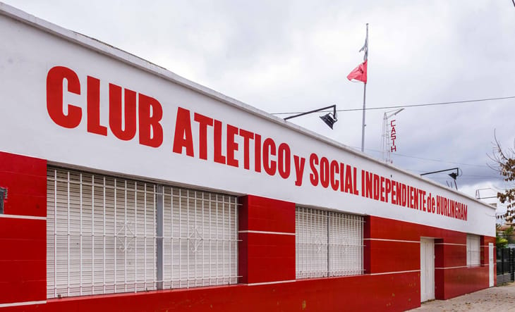 Un club de Hurlingham abre sus puertas para ver gratis las nuevas transmisiones del fútbol pago
