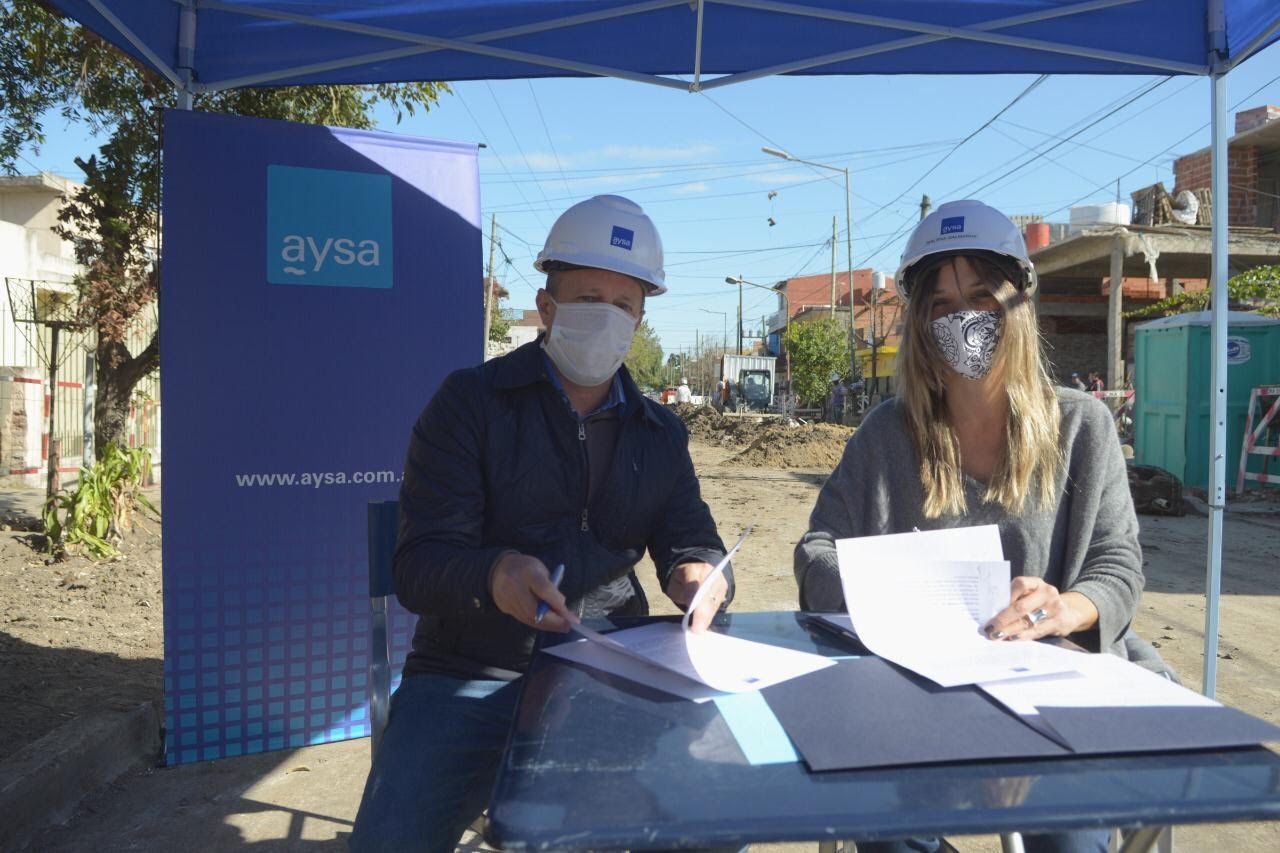 Lomas de Zamora: Insaurralde y Malena Galmarini firmaron acuerdo para reactivar obras de agua y saneamiento