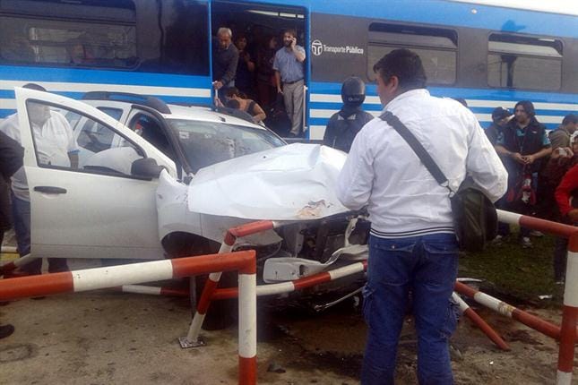 Tren Sarmiento chocó a camioneta y el conductor se salvó de milagro