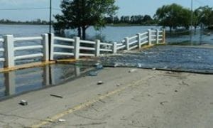 General Arenales: Cedió el puente de acceso por la inundación