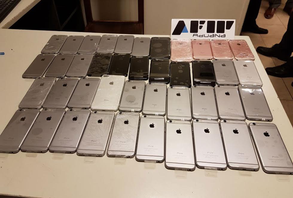 Afip decomisó 42 teléfonos de alta gama en Ezeiza