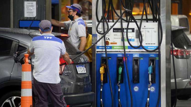 Nuevo aumento de los combustibles: YPF también anunció un "ajuste de precios" de la nafta y el gasoil