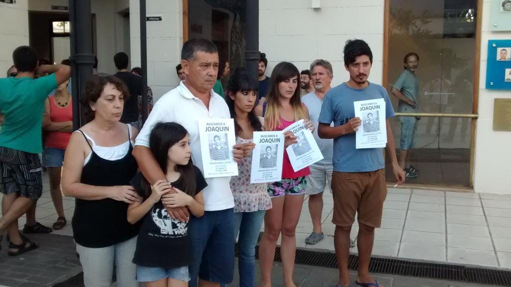Familiares del artista plástico desaparecido marchan a la Gobernación
