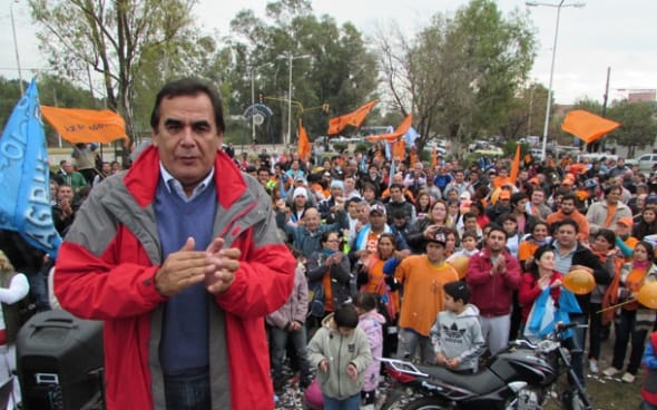 Pilar: Balearon a militante kirchnerista y Molina suspendió las pegatinas