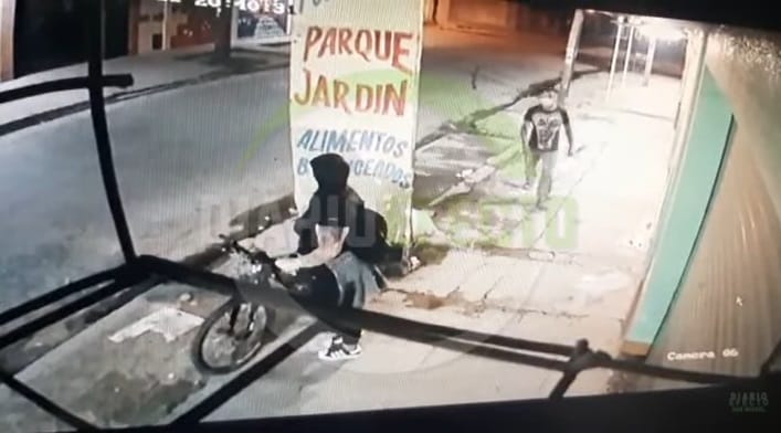 Impactante video en José C. Paz: Así un ladrón le pegó un tiro en la cabeza a una mujer para robarle la bicicleta