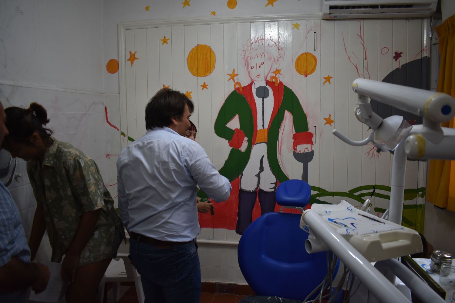 Artistas realizan pinturas infantiles en el consultorio odontopediátrico de General Rodríguez