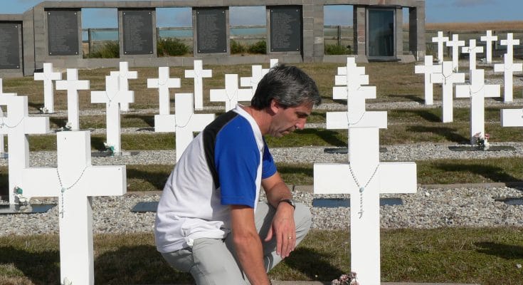 Julio Aro, el excombatiente detrás del proceso de identificación de los soldados caídos en Malvinas
