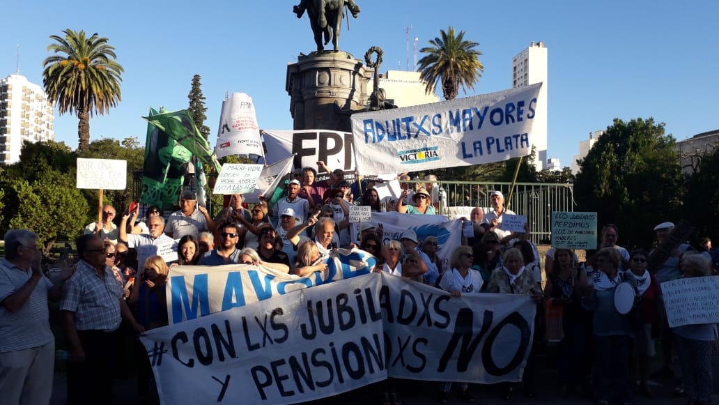 La Plata: Jubilados marchan por la quita de medicamentos y las bajas jubilaciones